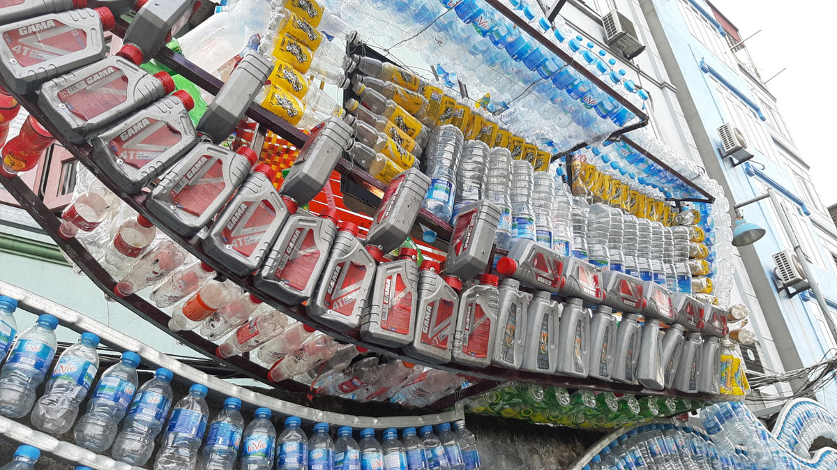 Dự án biến rác thải thành không gian nghệ thuật được lên ý tưởng và thực hiện trong suốt hai tháng. Các nghệ sĩ đã phải đi thu gom các loại rác thải như vỏ chai nhựa, thùng phuy, lốp xe, ống bô xả,....