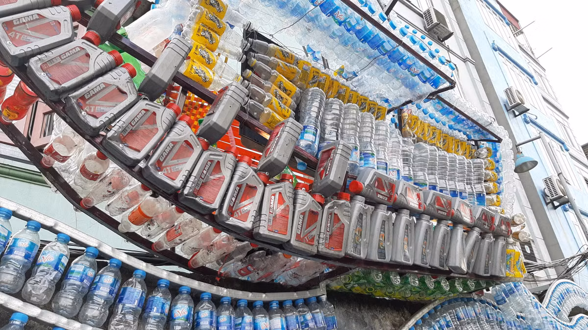 Dự án biến rác thải thành không gian nghệ thuật được lên ý tưởng và thực hiện trong suốt hai tháng. Các nghệ sĩ đã phải đi thu gom các loại rác thải như vỏ chai nhựa, thùng phuy, lốp xe, ống bô xả,....