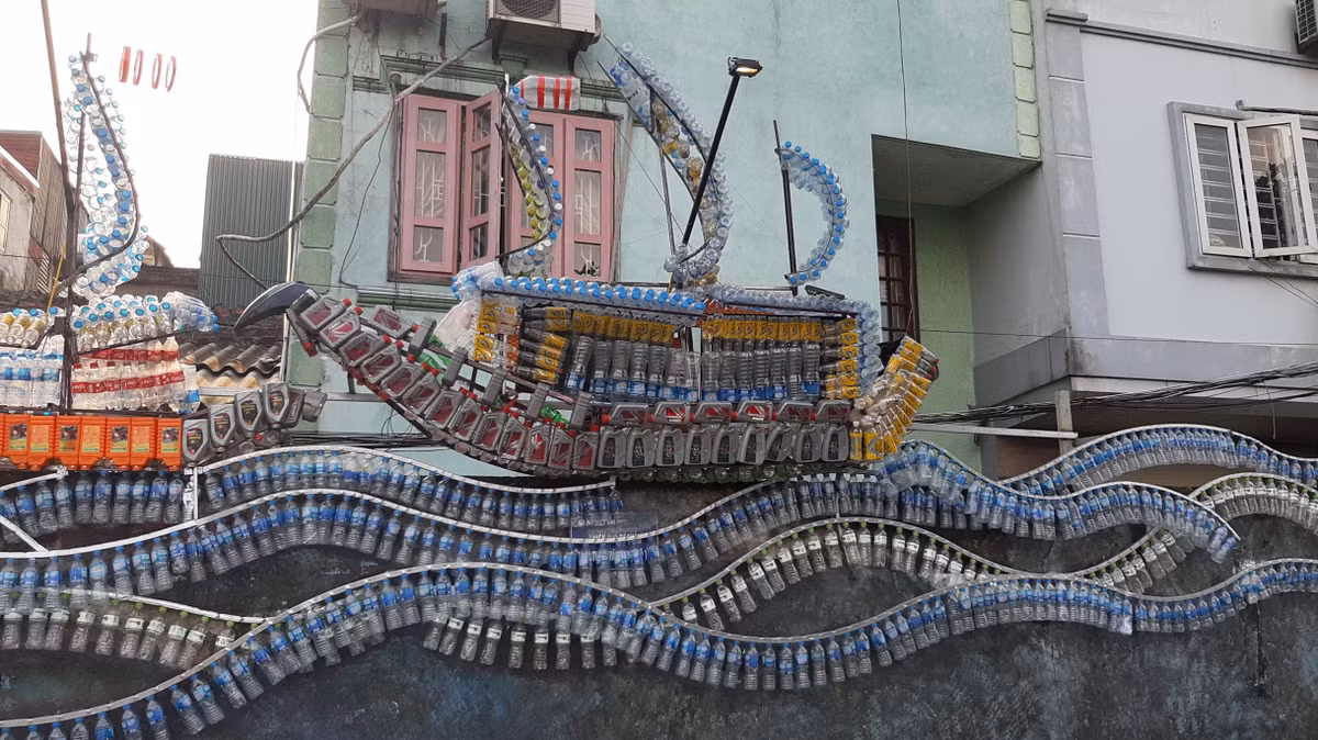 Con đường ven sống Hồng, phường Phúc Tân, quận Hoàn Kiếm từ lâu đã là nơi tập kết rác thải, chai lọ. Người dân tại đây quanh năm sống chung với rác. Thế nhưng mới đây, con đường này đã hoàn toàn thay da đổi thịt với dự án biến rác thải thành tác phẩm của nhóm 16 nghệ sĩ trong và ngoài nước.