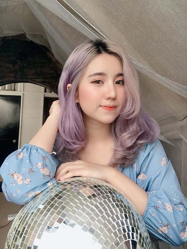 Bắt đầu được chú ý nhờ những clip trang điểm trên mạng xã hội, cô gái Sài Gòn có tên Trần Ngọc Bảo Trân, sinh năm 1998 cảm thấy vô cùng hạnh phúc khi được nhiều người yêu mến.