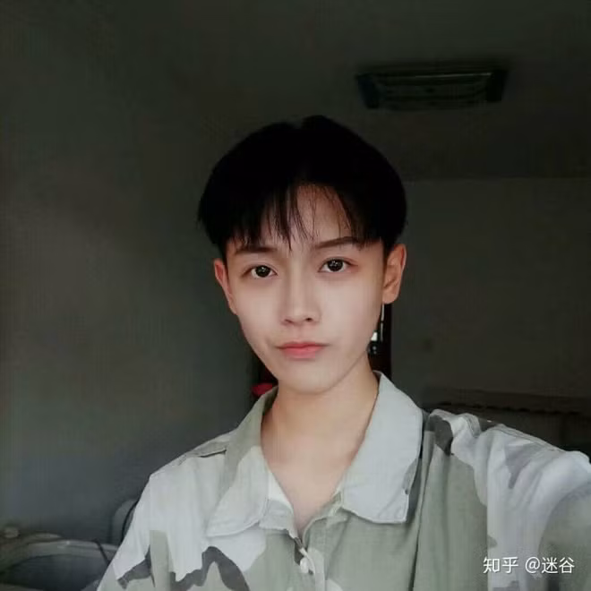 Không đơn thuần là cắt tóc ngắn, cô nàng mạnh dạn thử kiểu tóc undercut nam tính, cùng với đó là thay đổi hoàn toàn cách ăn mặc, đầu tư mua toàn bộ quần áo con trai.