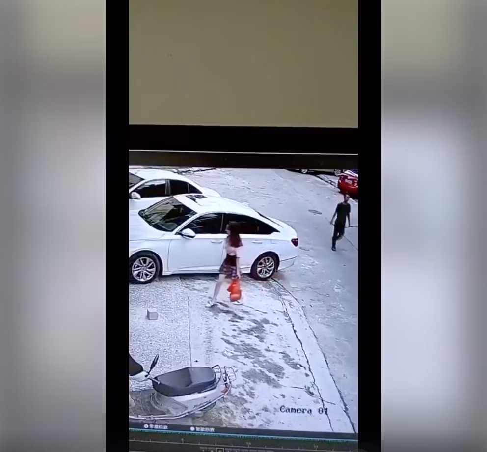 Phat tom voi thanh nien bien thai khien co gai “chay mat dep“