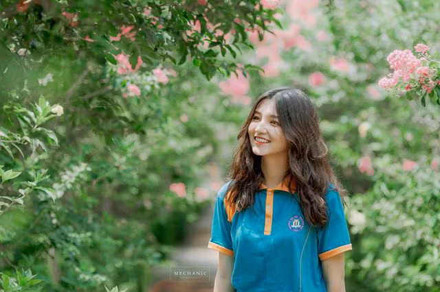 Với đôi mắt to tròn, mũi cao, cô nàng nữ sinh Đại học Thương Mại Dương Phương Thảo (SN 1999) thường xuyên bị nhầm là con lai.