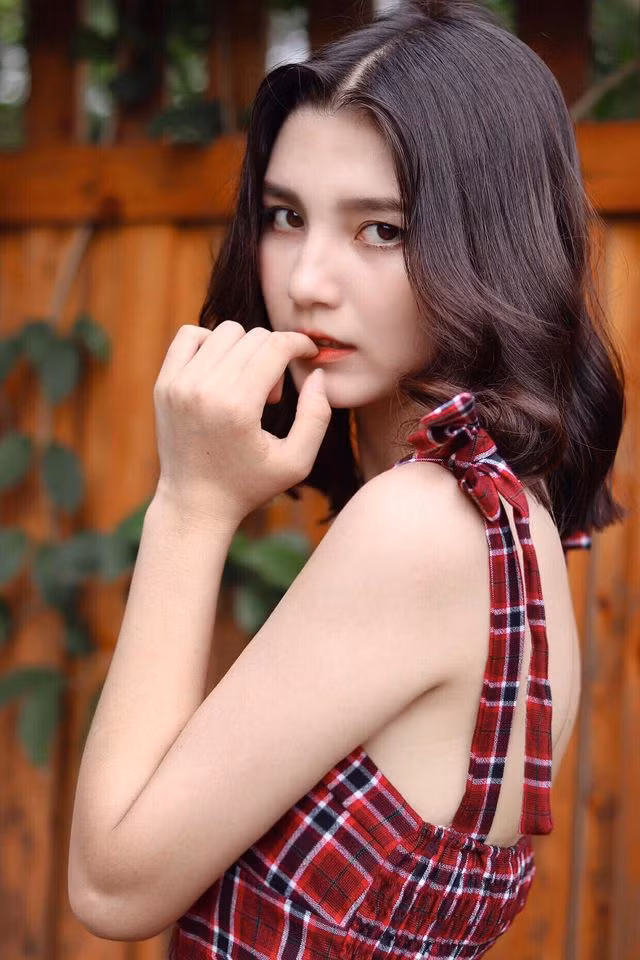 Sau vài năm làm mẫu và có một số vốn nhất định, mới đây Phương Thảo đã thử sức với việc kinh doanh. Hot girl vừa thực hiện được đam mê, có thêm thu nhập để giúp đỡ bố mẹ mà lại vừa áp dụng được kiến thức marketing được học ở trường.