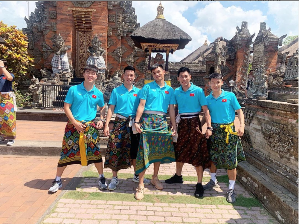 Các cầu thủ cùng nhau chụp những bức hình vui vẻ để giữ lại làm kỷ niệm.