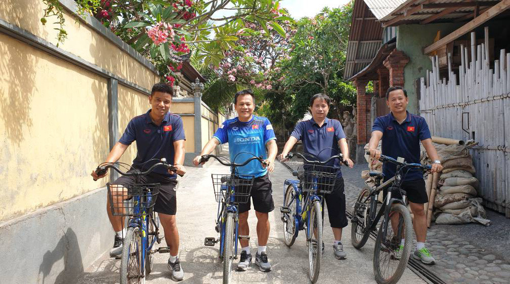 Nhóm trợ lý còn rủ nhau đạp xe đạp đi quanh các địa điểm du lịch.