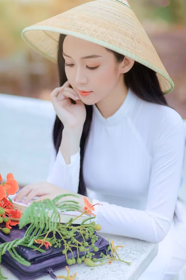 Mỹ Chi là minh chứng rõ rệt nhất cho việc con gái Việt Nam diện áo dài là xinh đẹp, dịu dàng, thuần khiết và rạng rỡ nhất.