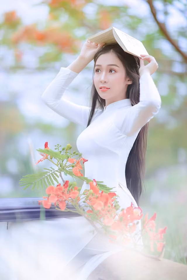 Hoa khôi sở hữu đôi mắt to tròn, hàng lông mi cong vút, đôi môi chúm chím và sống mũi cao thẳng. Vẻ đẹp của cô nàng được nhận xét là đậm nét Á Đông.