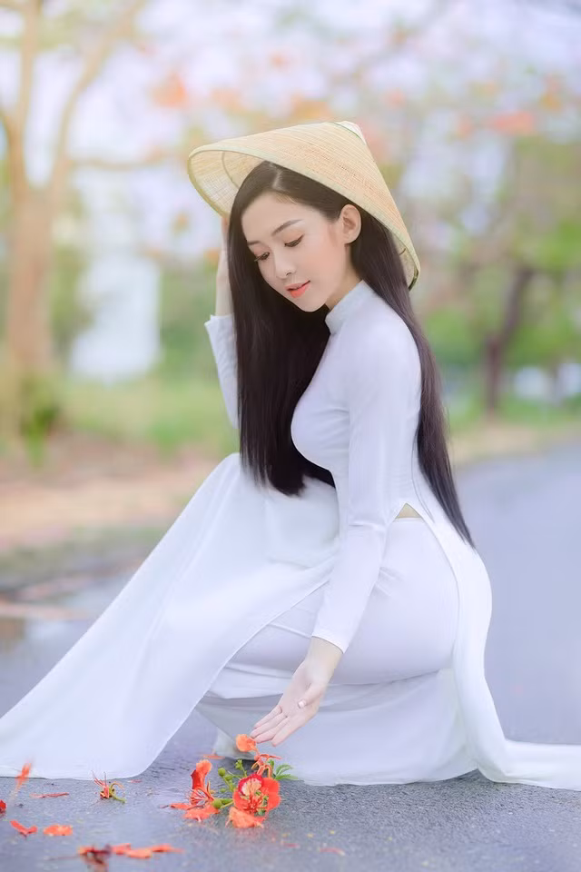 Hoa khôi 10X cho biết thông qua bộ ảnh muốn tôn lên vẻ đẹp của tà áo dài truyền thống cũng như lưu luyến tuổi học trò gắn liền với cánh hoa phượng đỏ thắm.