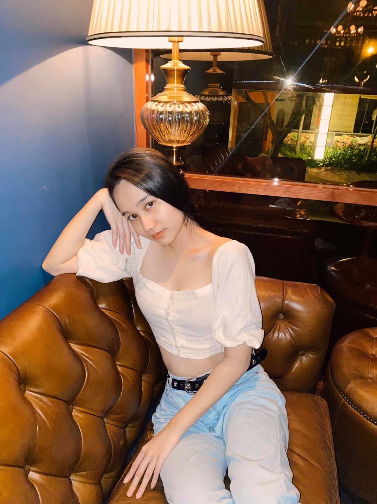 Dù là mặc quần hay mặc váy, trang phục khoét sâu, hở bạo hay tà áo dài trắng "kín cổng cao tường" thì Trúc Anh vẫn sở hữu sự thu hút khó ai có thể cưỡng lại.