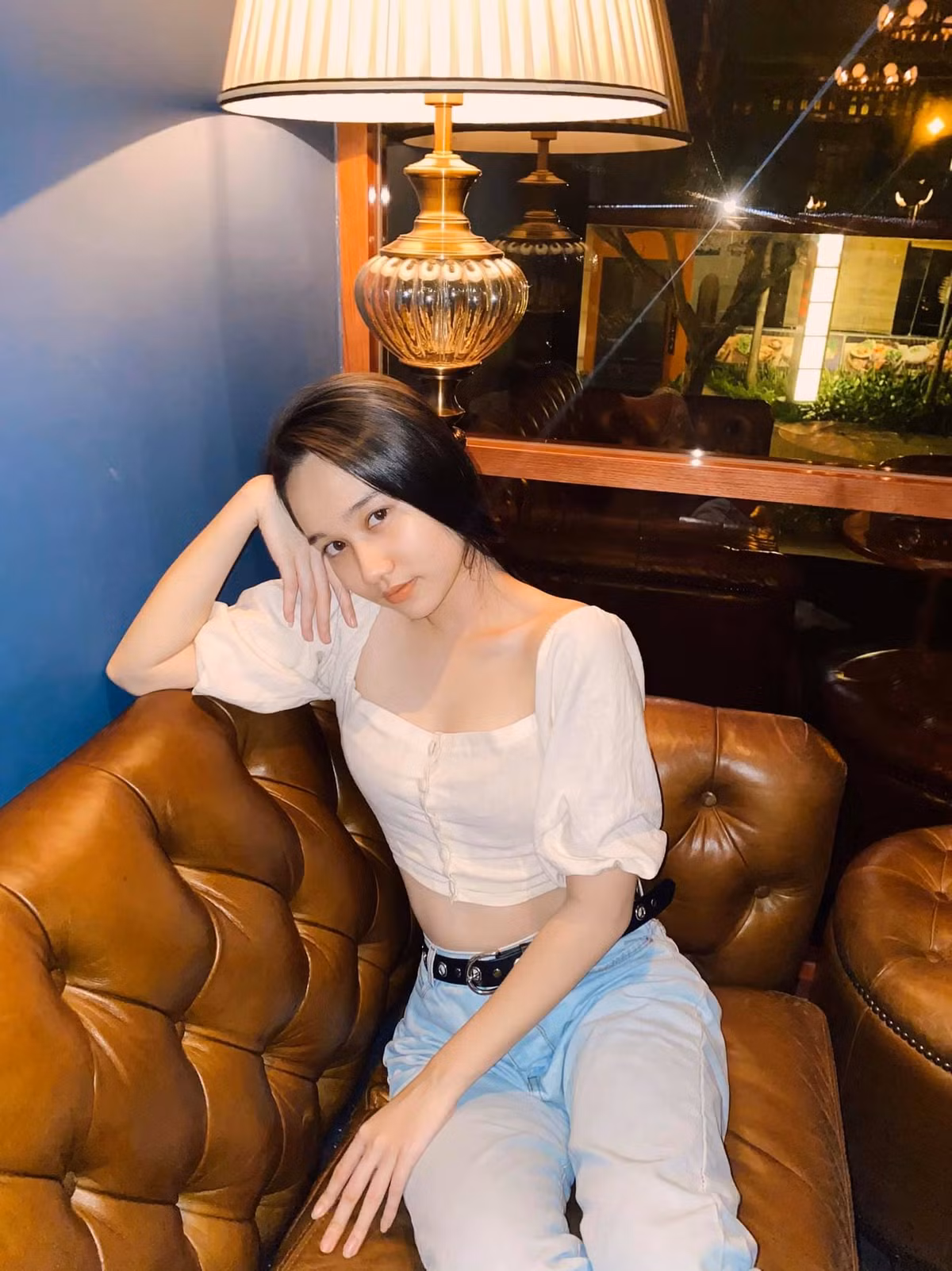 Dù là mặc quần hay mặc váy, trang phục khoét sâu, hở bạo hay tà áo dài trắng "kín cổng cao tường" thì Trúc Anh vẫn sở hữu sự thu hút khó ai có thể cưỡng lại.