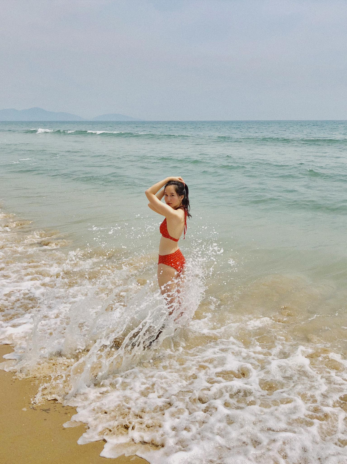 Nữ diễn viên 9X không ngần ngại khoe dáng với bikini trên bãi biển.