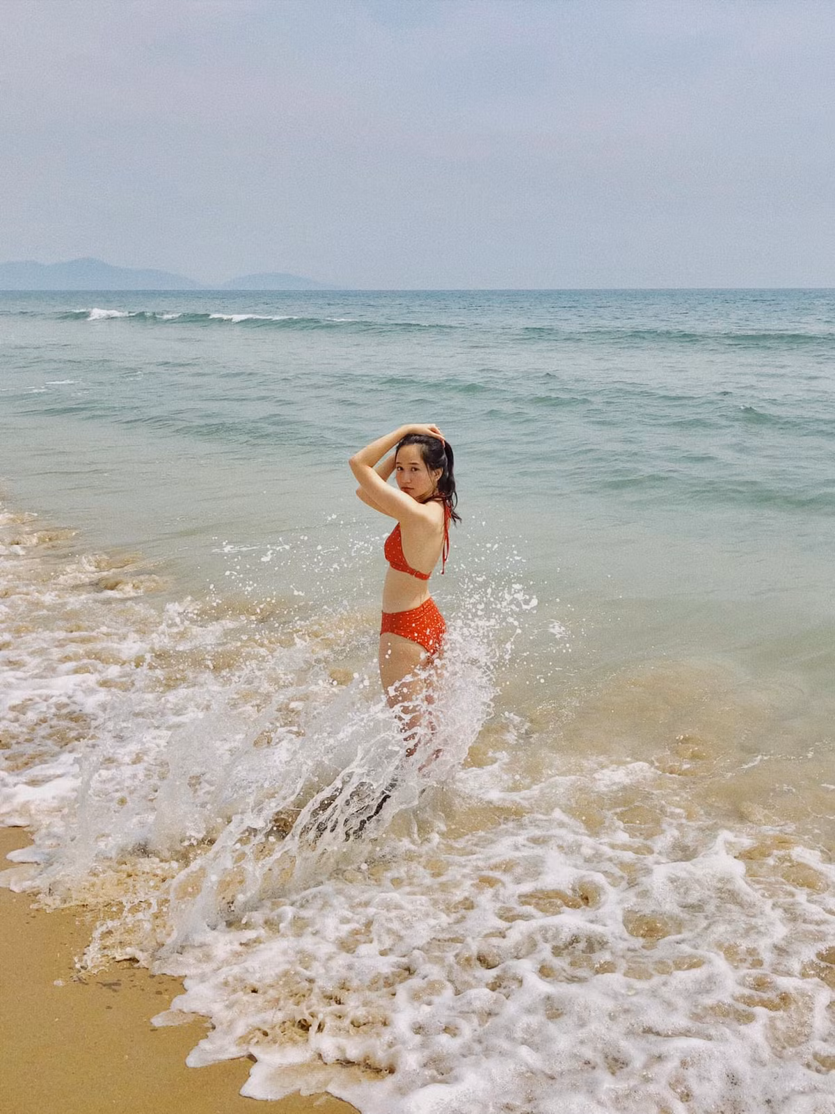 Nữ diễn viên 9X không ngần ngại khoe dáng với bikini trên bãi biển.