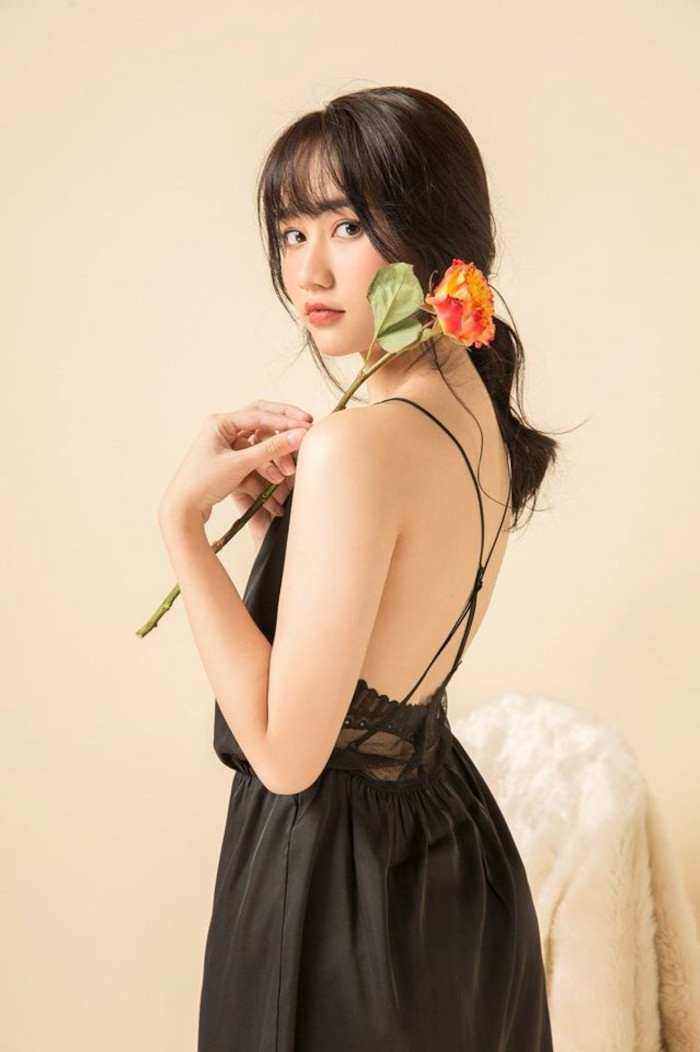 Không mặt Vline, cằm nhọn hay sống mũi cao vút như quy chuẩn cái đẹp hiện tại, nhan sắc của Trúc Anh vẫn đốn gục người đối diện.