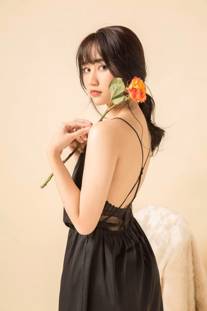 Không mặt Vline, cằm nhọn hay sống mũi cao vút như quy chuẩn cái đẹp hiện tại, nhan sắc của Trúc Anh vẫn đốn gục người đối diện.