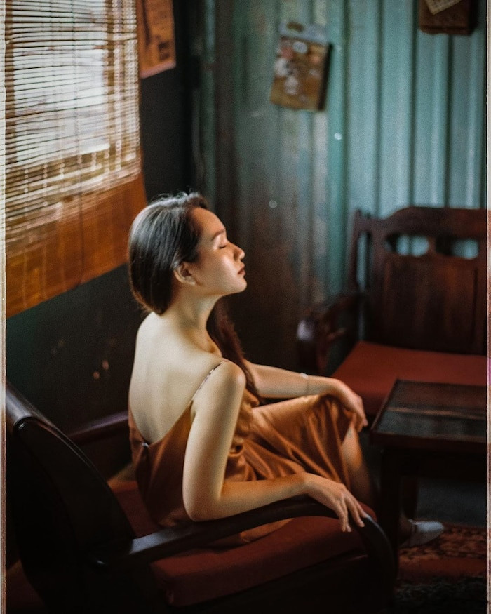 Trúc Anh mang dáng dấp của một thiếu nữ phố thị đẹp đến mộng mị hơn là một cô gái nhà quê.