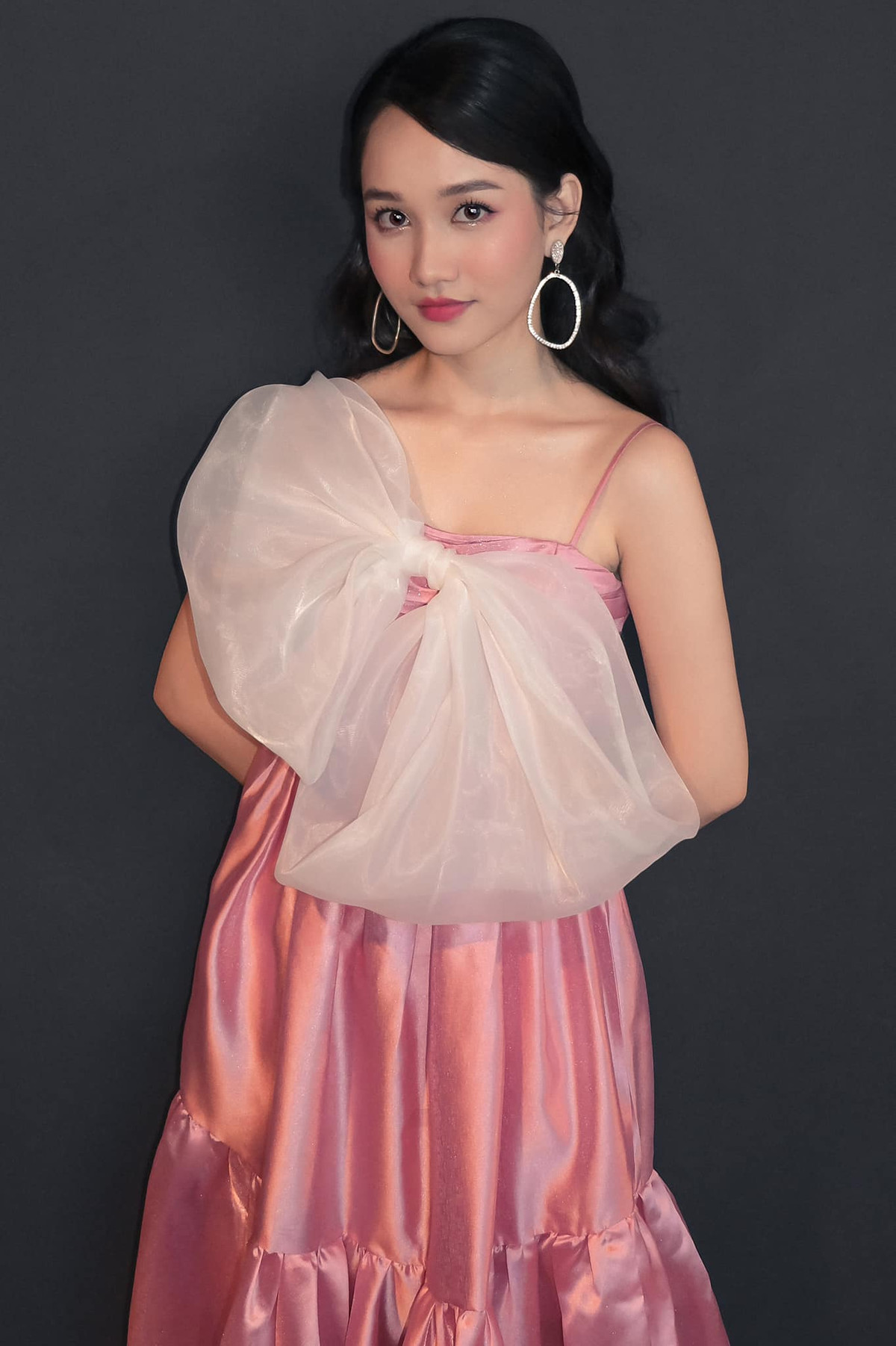 Vốn trung thành với phong cách ngọt ngào, thế nhưng thời gian gần đây, nữ chính "Mắt biếc" bỗng lại chuyển hướng sang gu thời trang cực kỳ quyến rũ với áo trễ nải, khoe được thân hình thiếu nữ mơn mởn.