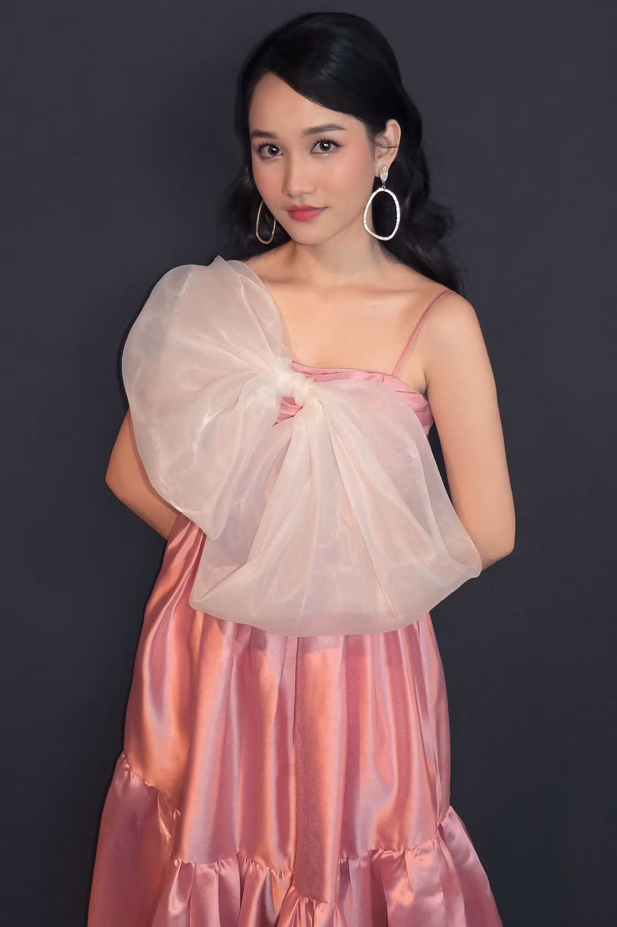 Vốn trung thành với phong cách ngọt ngào, thế nhưng thời gian gần đây, nữ chính "Mắt biếc" bỗng lại chuyển hướng sang gu thời trang cực kỳ quyến rũ với áo trễ nải, khoe được thân hình thiếu nữ mơn mởn.