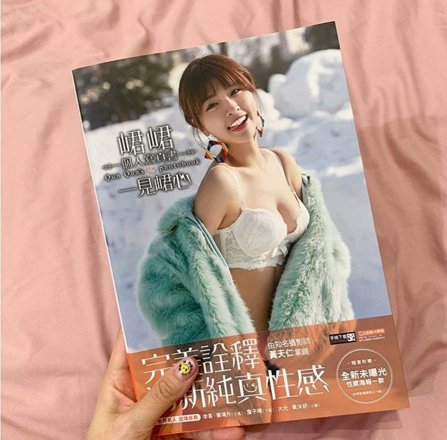 Gắn liền với phong cách kín đáo, năng động, Qun Qun khiến người theo dõi bất ngờ khi tung bộ hình với tạo hình gợi cảm, khoe đường cong quyến rũ vào năm ngoái.