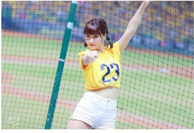 Qun Qun từng theo học tại ĐH Khoa học và Công nghệ Nam Thông, Đài Loan. Năm 2016, cô gây ấn tượng khi trở thành thành viên của CITIC Brothers - một đội cổ vũ tại Giải Bóng chày chuyên nghiệp Trung Quốc (China Professional Baseball League).