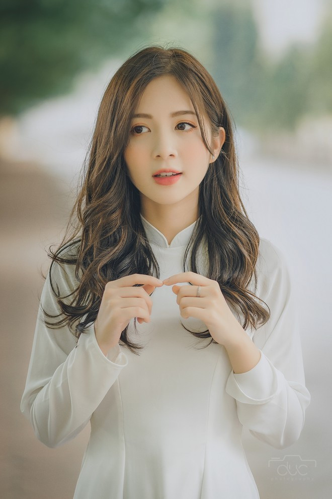 Ngọc Huyền sở hữu khuôn mặt xinh xắn, các nét thanh túi, đôi mắt to biết nói và nụ cười duyên dáng.