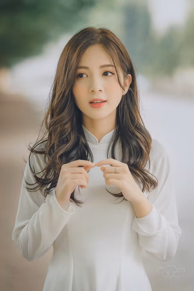 Ngọc Huyền sở hữu khuôn mặt xinh xắn, các nét thanh túi, đôi mắt to biết nói và nụ cười duyên dáng.