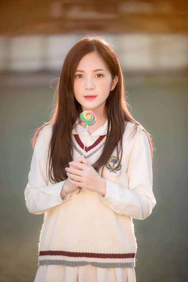 Hot girl 9X bén duyên với nghệ thuật khi quen biết một số người bạn, họ nhận thấy Huyền có tố chất nên đề nghị thử sức. Ban đầu cô nàng khá tự ti nhưng cho rằng đây là công việc thú vị lại giúp có thêm thu nhập nên nhận lời đồng ý.