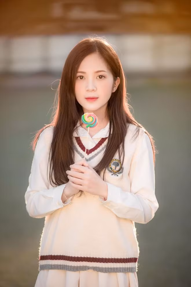 Hot girl 9X bén duyên với nghệ thuật khi quen biết một số người bạn, họ nhận thấy Huyền có tố chất nên đề nghị thử sức. Ban đầu cô nàng khá tự ti nhưng cho rằng đây là công việc thú vị lại giúp có thêm thu nhập nên nhận lời đồng ý.