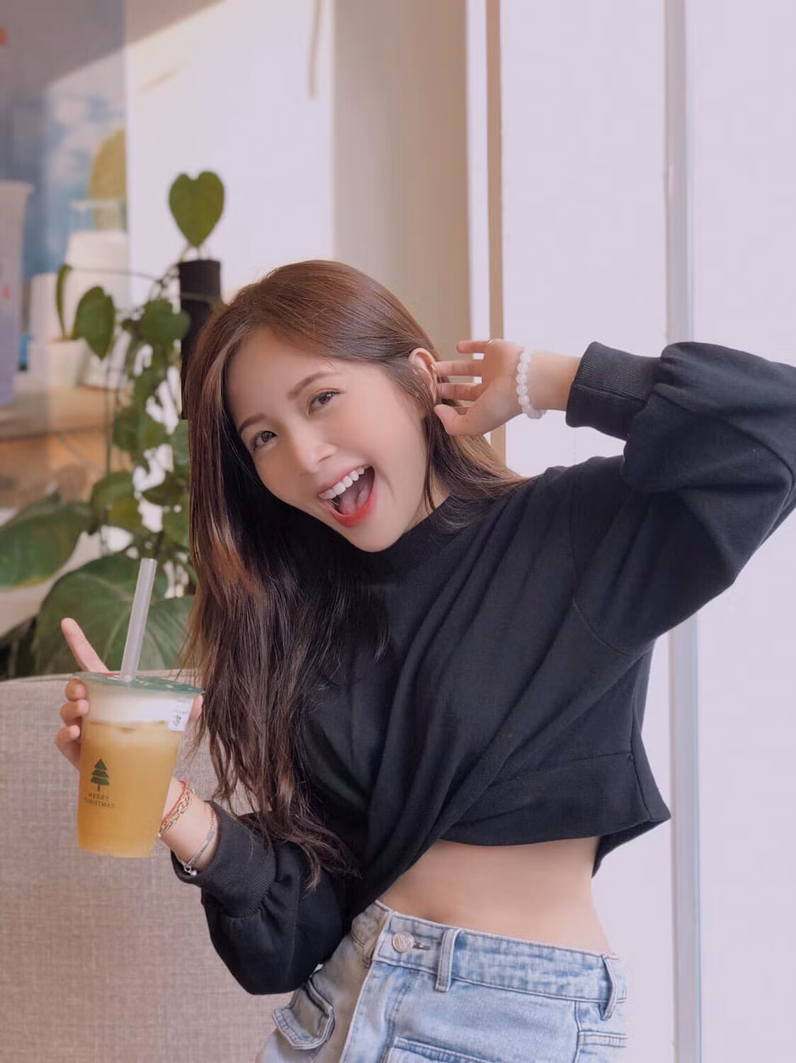 Hiện, trang cá nhân của Huyền sở hữu hơn 45.000 lượt theo dõi. Mỗi bài đăng đều thu hút lượng lớn tương tác.