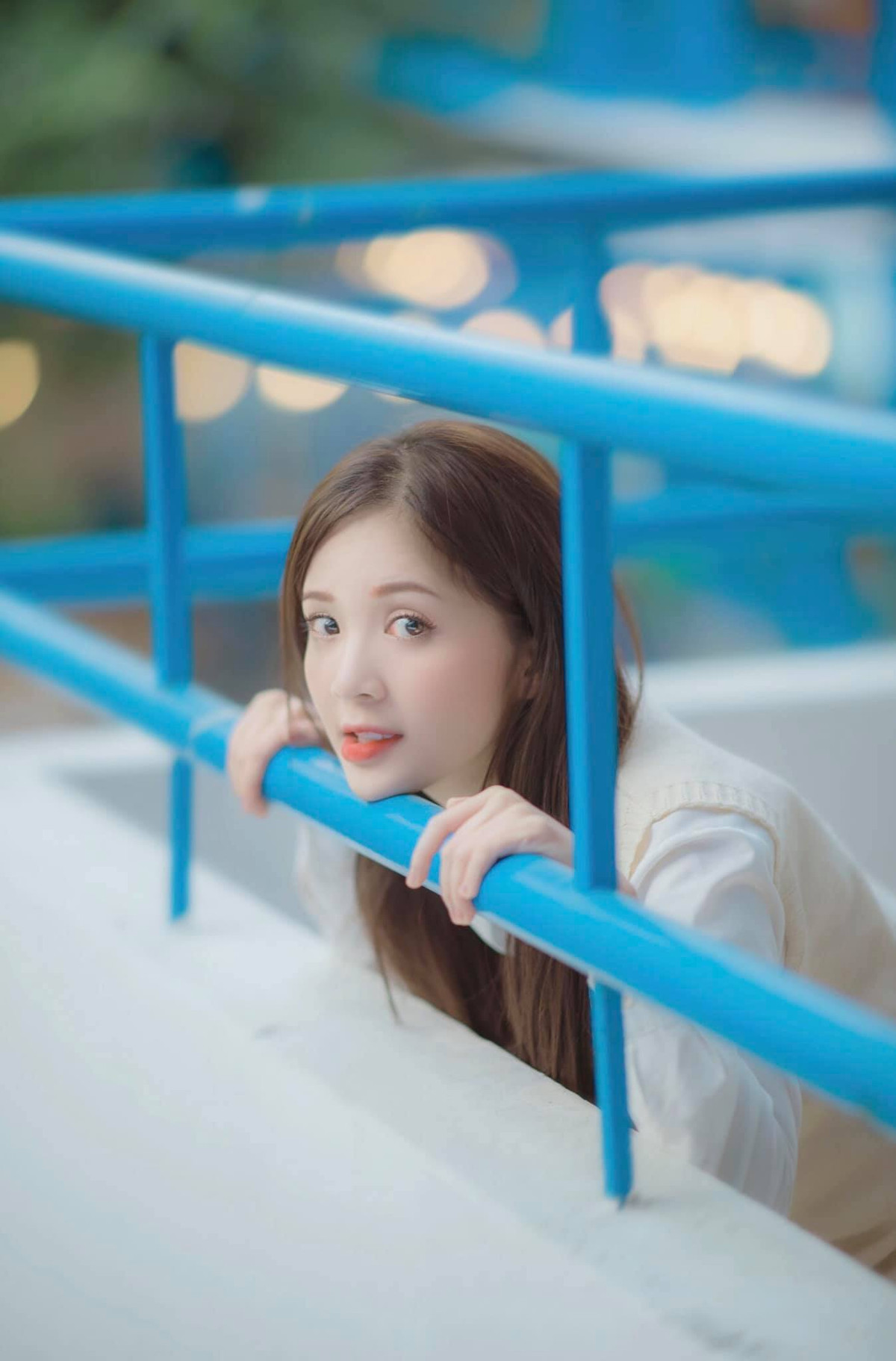 Danh xưng "hot girl đồng phục" mà Ngọc Huyền được cộng đồng mạng đặt cho xuất phát từ một bộ ảnh mà cô nàng diện đồng phục học sinh. Nhan sắc của cô nàng được đánh giá là trẻ hơn rất nhiều so với tuổi thật.