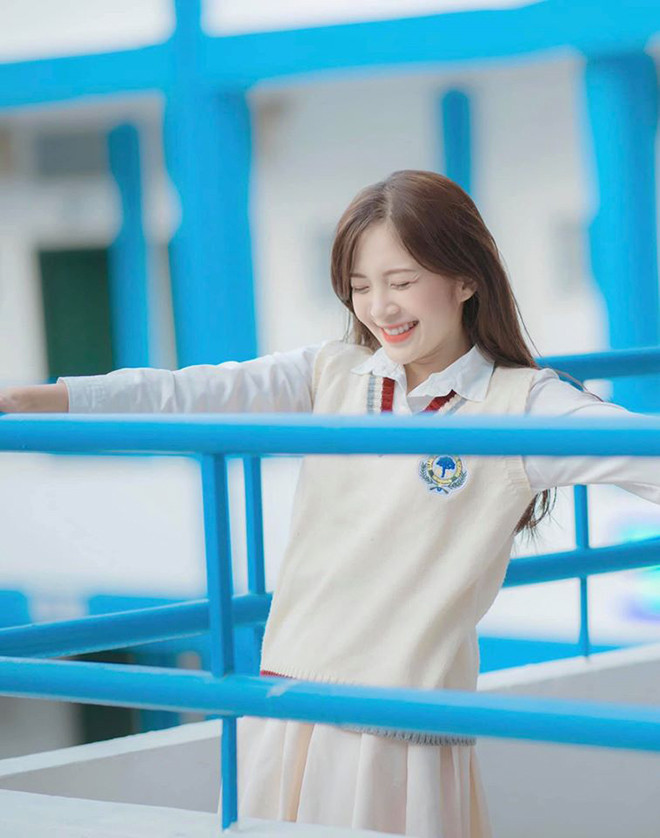 Từ khi còn ngồi trên giảng đường, Huyền đã vừa đi dạy thêm lại làm mẫu ảnh, đóng quảng cáo, phim ngắn,... Cô nàng cho biết tất cả các công việc đều đem đến những trải nghiệm, bài học khác nhau trong cuộc sống.