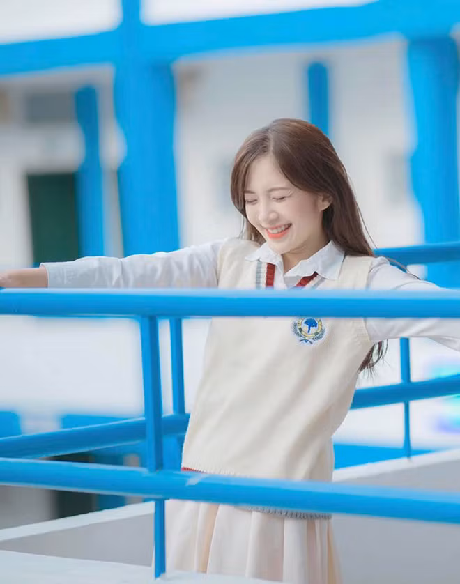 Từ khi còn ngồi trên giảng đường, Huyền đã vừa đi dạy thêm lại làm mẫu ảnh, đóng quảng cáo, phim ngắn,... Cô nàng cho biết tất cả các công việc đều đem đến những trải nghiệm, bài học khác nhau trong cuộc sống.