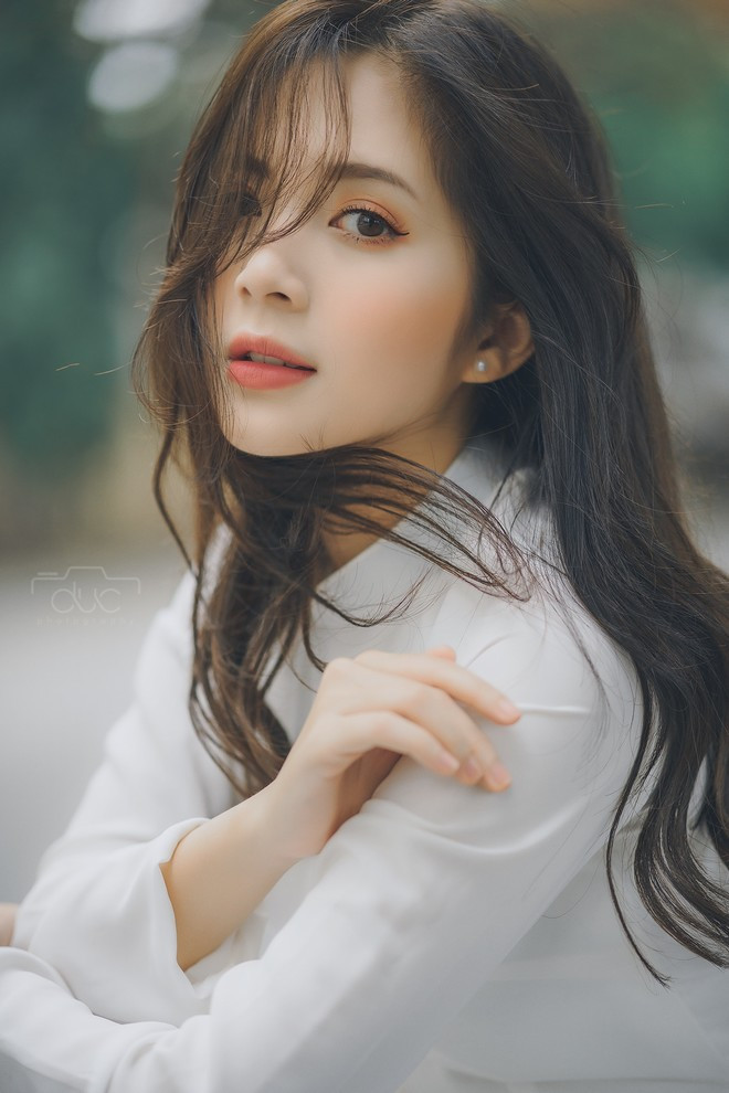 Ngọc Huyền sinh năm 1997, từng là sinh viên chuyên ngành Tâm lý tại ĐH Sư phạm Hà Nội. Cô nàng cho biết, trong tương lai sẽ tiếp tục đăng ký học Thạc sĩ ngành Giáo dục tại ĐH Sư Phạm Hà Nội để theo đuổi con đường làm giáo viên.