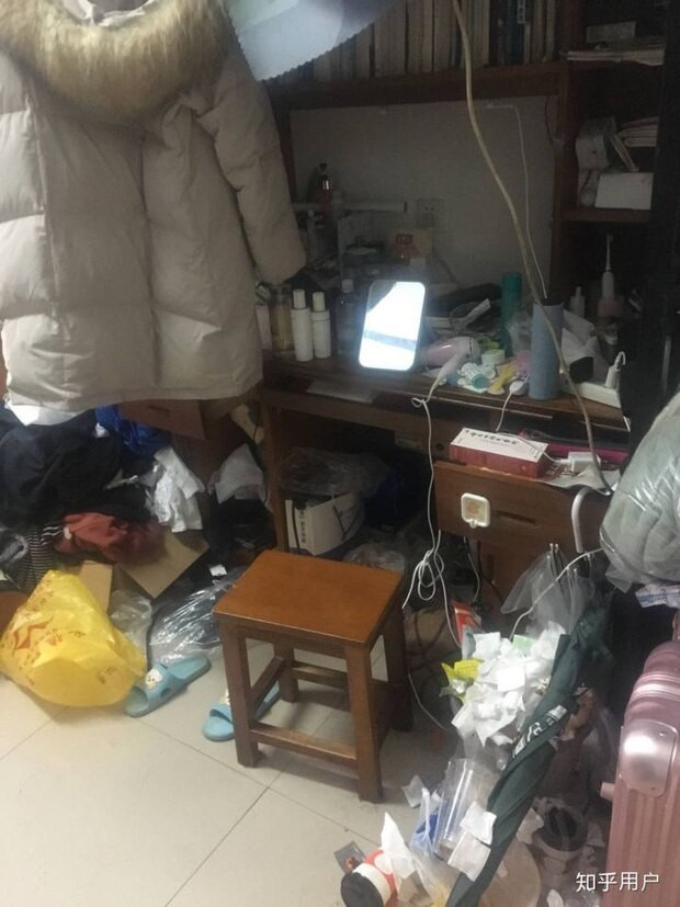 Gọn gàng, sạch sẽ, ngăn nắp dường như không còn là những điều gắn liền với phái đẹp bởi càng ngày càng có nhiều những trường hợp ở bẩn khó chấp nhận bị tố cáo trên mạng xã hội.