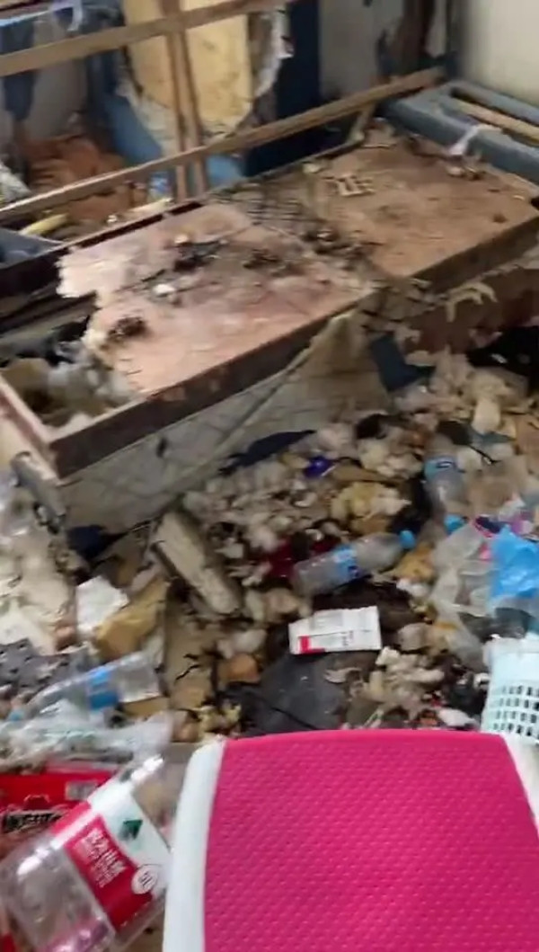 Vừa bước vào căn nhà, cô Li lẫn công an đều sốc nặng trước căn phòng bẩn thỉu, bốc mùi hôi thối. Mọi vật dụng hầu như đều hư hỏng, rác ngập nhà, thậm chí chất thải của chó còn vương vãi khắp sàn mà không được dọn.