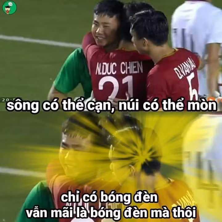 Văn Hậu luôn đóng vai "người thứ 3" mỗi khi đồng đội ăn mừng chiến thắng hay có những hành động thân thiết trên sân.