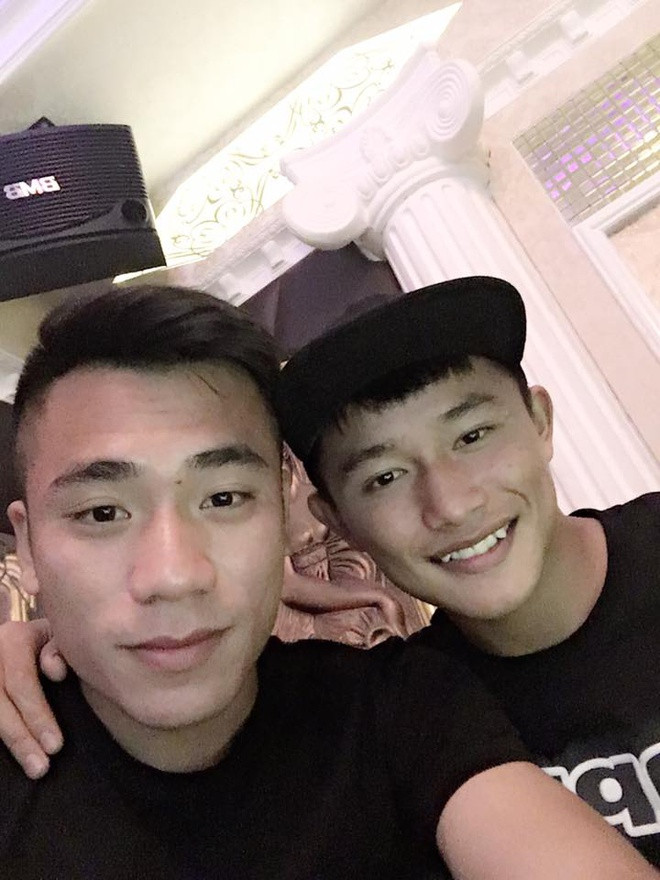 Tiến Dụng và Văn Biểu là cặp đôi hoàn toàn mới của tuyển Việt Nam. Cả hai thường xuyên đăng tải những tâm hình thân thiết và trêu đùa nhau trên mạng xã hội.