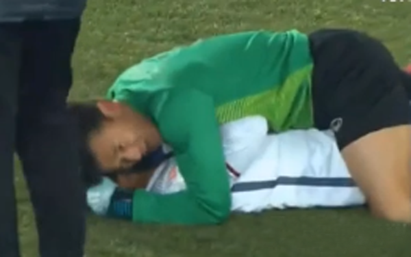 Kể từ sau VCK U23 Châu Á 2018, Bùi Tiến Dũng - Hà Đức Chinh là cặp đôi được người hâm mộ "đẩy thuyền" mạnh mẽ nhất bởi cả hai thường xuyên có những cử chỉ thân mật ở trên sân cỏ lẫn ngoài đời. Đây cũng là bộ đôi được yêu mến nhất U22 Việt Nam tham dự SEA Games năm nay.