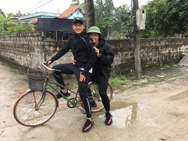 Cùng trưởng thành từ lò đào tạo PVF và khoác áo CLB SHB nên mối quan hệ của Tiến Dụng và Văn Biểu rất thân thiết. Đáng tiếc tại SEA Games năm nay, Văn Biểu chưa có cơ hội ra sân còn Tiến Dụng thì ít được HLV Park Hang-seo sử dụng.