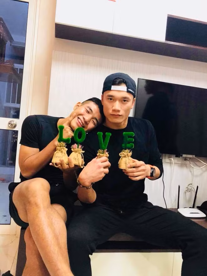 Tiến Dũng và Đức Chinh thường xuyên diện áo đôi, chụp hình tình cảm. Chính bản thân hai chàng cầu thủ U22 Việt Nam cũng đùa rằng đang yêu nhau khiến người hâm mộ phát cuồng.