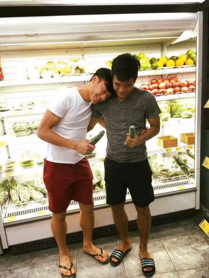 Cùng tham đội tuyển U22 Việt Nam tham dự SEA Games 30, Bùi Tiến Dũng đã mắc những sai lầm cơ bản khiến anh bị người hâm mộ chỉ trích dữ dội. Lúc đó, Hà Đức Chinh đã lên tiếng bảo vệ và cổ vũ tinh thần cho người đồng đội của mình. Ngược lại, khi Chinh "đen" có phong độ thi đấu cực kỳ tốt, thủ thành quê Thanh Hoá cũng gửi lời chúc mừng trên trang cá nhân.