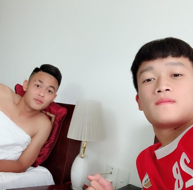 Cùng chơi cho CLB Viettel nên Hoàng Đức và Đức Chiến là đôi bạn thân khó tách rời của đội tuyển U22 Việt Nam. Cả hai cùng sinh năm 1998 và là đồng hương Hải Dương.