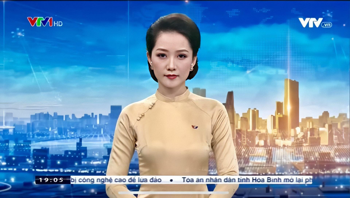 Nữ BTV thời sự gây ấn tượng bởi giọng nói chuẩn, dễ nghe, ngữ điệu truyền cảm. Hơn hết, cô sở hữu vẻ đẹp thu hút với nụ cười, răng khểnh vô cùng duyên dáng.