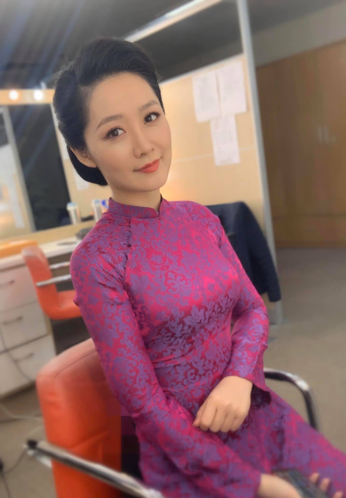 BTV Thu Hà sinh năm 1988 tại Hà Nội. Cô từng là cựu học sinh chuyên Lý của trường Hà Nội Amsterdam và cựu sinh viên Đại học Ngoại thương Hà Nội.