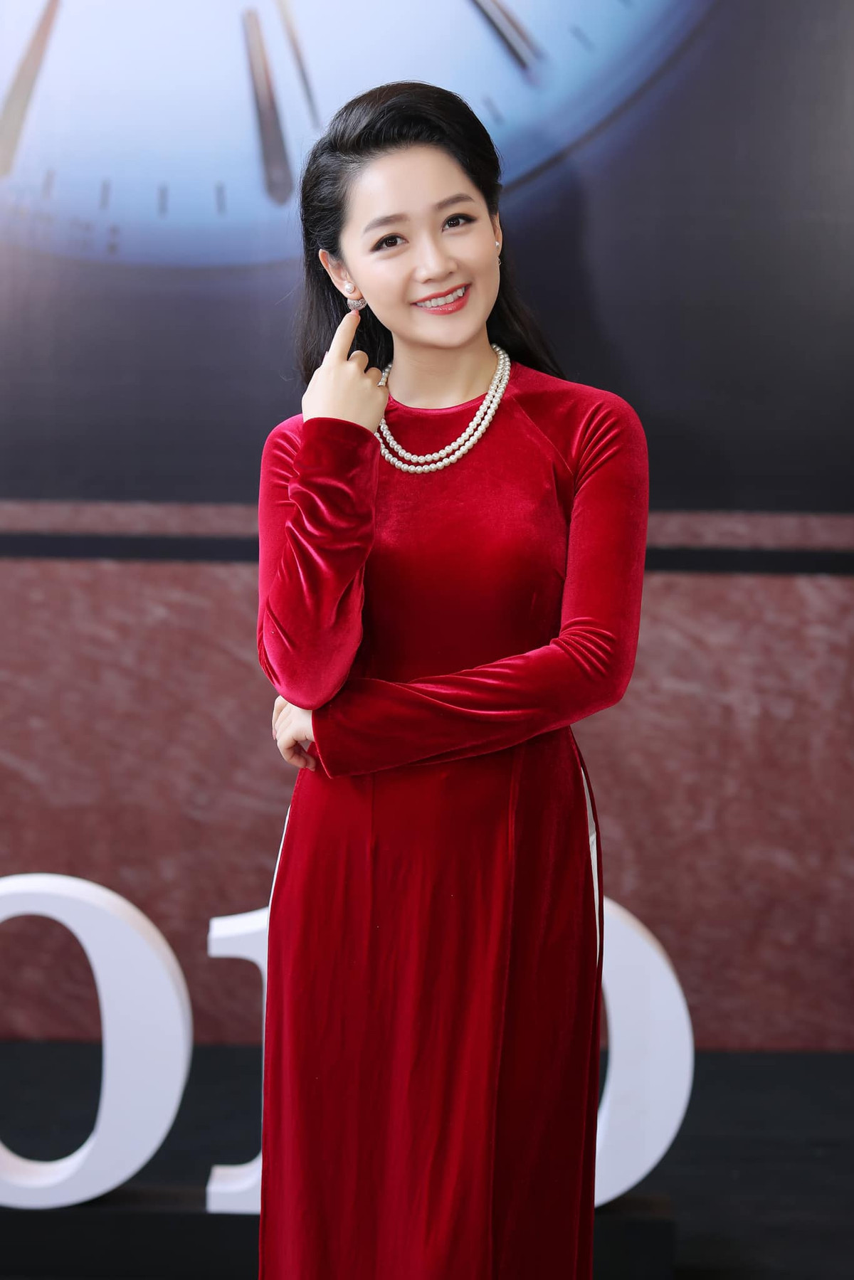 Thu Hà được dân mạng bình chọn là nữ MC được yêu mến nhiều nhất của Thời sự 19 giờ. "Chị có sức mạnh khiến em đang bận cũng phải bật TV lên xem", "Xem thời sự thích nhất chị MC này vì quá đẹp, đúng chuẩn kiểu đẹp sang trọng như thời xưa" - Dân mạng hết lời khen ngợi cô.