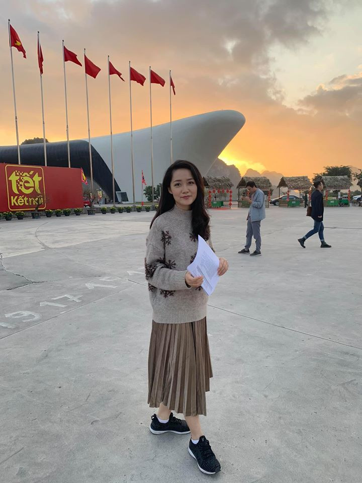 Nữ BTV thời sự 19 giờ không ngần ngại khoe ảnh mặt mộc trên trang cá nhân. Dù có trang điểm hay không trông cô cũng cực kỳ xinh đẹp và trẻ hơn nhiều so với tuổi thật.