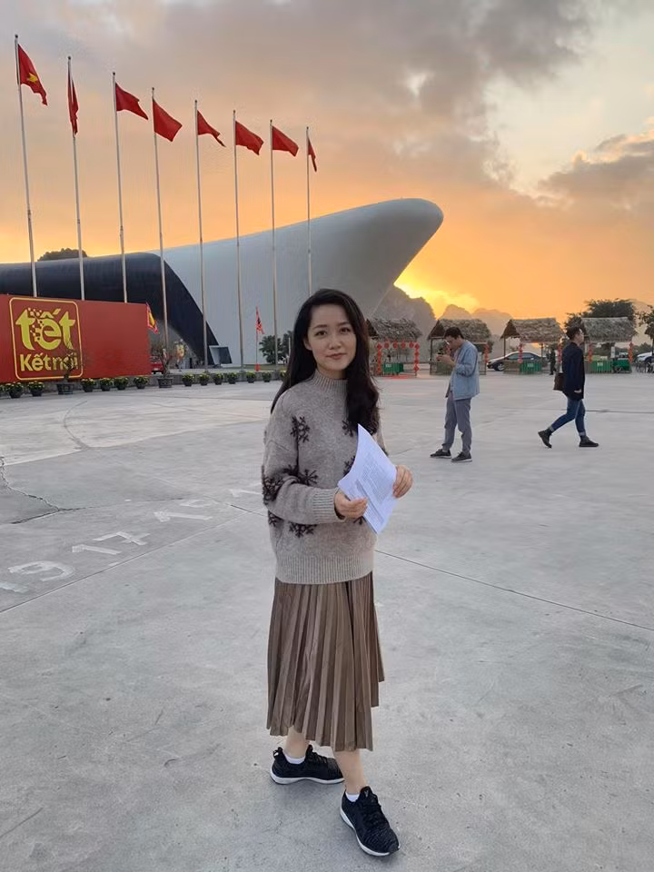 Nữ BTV thời sự 19 giờ không ngần ngại khoe ảnh mặt mộc trên trang cá nhân. Dù có trang điểm hay không trông cô cũng cực kỳ xinh đẹp và trẻ hơn nhiều so với tuổi thật.