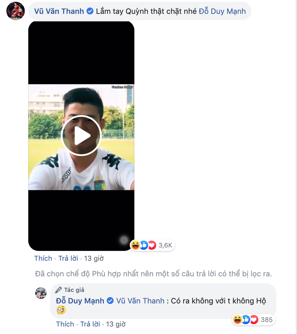 Bên cạnh chúc mừng, Văn Thanh còn hài hước chia sẻ đoạn clip Duy Mạnh hát ca khúc "Nắm lấy tay anh" của nam ca sĩ Tuấn Hưng. Điều khiến người hâm mộ buồn cười ở đây chính là giọng hát của Duy Mạnh không được hay lắm, hát mà chẳng khác gì đọc rap.