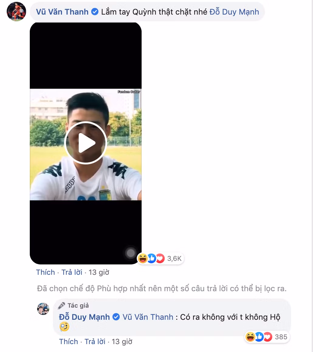 Bên cạnh chúc mừng, Văn Thanh còn hài hước chia sẻ đoạn clip Duy Mạnh hát ca khúc "Nắm lấy tay anh" của nam ca sĩ Tuấn Hưng. Điều khiến người hâm mộ buồn cười ở đây chính là giọng hát của Duy Mạnh không được hay lắm, hát mà chẳng khác gì đọc rap.