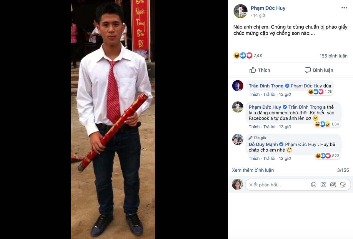 Bức ảnh Đình Trọng từ thủa "trẻ trâu" cầm pháo giấy được Đức Huy đăng tải để hô hào cổ vũ đám cưới. Trước trò đùa của đồng đội, Trọng "Ỉn" bất lực bình luận "đùa" rồi không nói gì thêm.